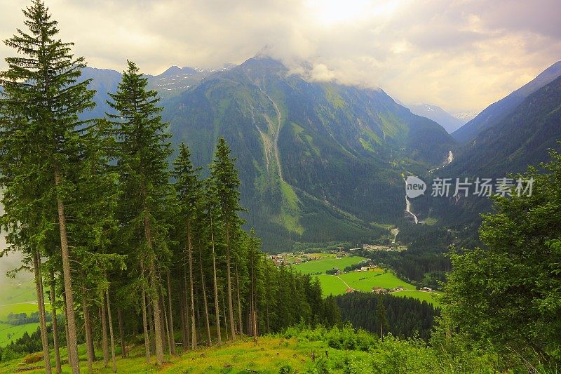 克林姆里瀑布景观从上面戏剧性的景观山谷，Hohe Tauern瀑布和树林，萨尔茨堡泰洛，奥地利阿尔卑斯山